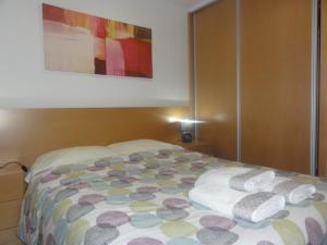 a bed with towels on it in a bedroom at Quinta do Chico Feijão in Lajes