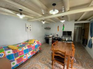 ein Schlafzimmer mit einem Bett, einem Tisch und einem Schreibtisch in der Unterkunft OLENA in Perdriel