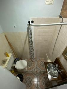 ein Badezimmer mit Toilette und Waschbecken in der Unterkunft OLENA in Perdriel + 4 Fotos
