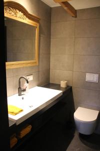 a bathroom with a sink and a toilet at B&B Even Heukelom - Kamer 2 in Afferden