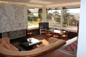 a living room with a couch and a table at Apartamento con piscina cerca de Barcelona in El Masnou