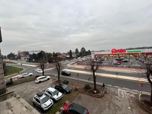 a highway with cars parked in a parking lot at B&B MaKri in Boltiere