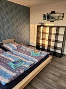 a bedroom with a bed with two towels on it at Sarra&Mo Ferienwohnung in Duisburg