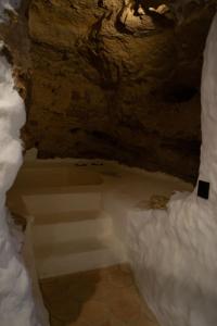a cave with a bathtub in the middle at Laan Arcos, casa cueva in Arcos de la Frontera