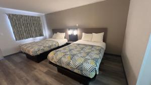 Llit o llits en una habitació de Western Ohio Inn Botkins 7 fotos més
