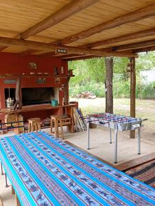 a ping pong table sitting under a pavilion at Cabañas Nueve Alamos in Casa Grande
