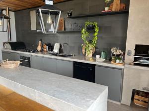 a kitchen with a counter top in a room at Le Chateau Lavande in Balsa Nova