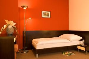 A bed or beds in a room at Franko hotel