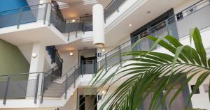 Blick auf den zweiten Stock eines Gebäudes mit Treppe in der Unterkunft Apartamentos Vértice Sevilla Aljarafe in Bormujos