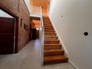 a staircase in a building with a brick wall at B&B en theetuin Loodiep in Zwinderen