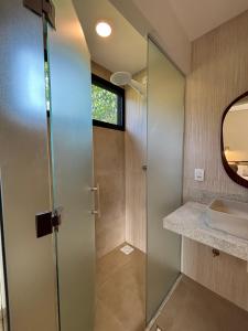 a bathroom with a shower and a sink at Vila Poção - Hospedagem de Natureza em Brotas in Brotas