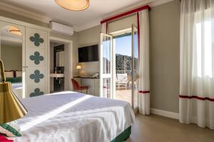 En eller flere senge i et værelse på Hotel Sablé