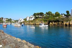 a group of boats are docked in a river at Camping Saint-Gildas-de-Rhuys in Saint-Gildas-de-Rhuys