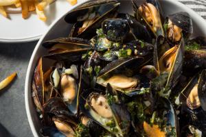 a plate of food with mussels on a table at Camping Saint-Gildas-de-Rhuys in Saint-Gildas-de-Rhuys