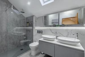 a bathroom with two sinks and a toilet at 2 Bed in Brampton oc-c34637 in Brampton +12 photos