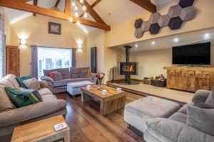 a living room with couches and a flat screen tv at 3 Bed in Brampton oc-g34639 in Brampton
