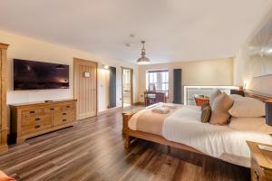 a large bedroom with a large bed and a flat screen tv at 3 Bed in Brampton oc-p34636 in Brampton +29 photos