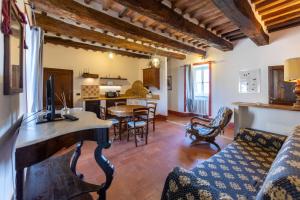a living room with a couch and a desk at B&B Il Molinello in Asciano