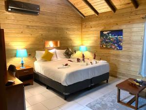 a bedroom with a large bed in a wooden wall at Hotel Amigo Nicaragua in Nindirí +100 photos