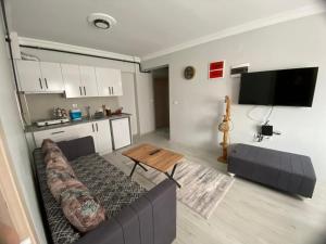 a living room with a couch and a table at Kent KONAKLAMA in Uşak