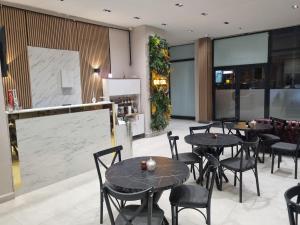 a restaurant with tables and chairs in a room at Kent KONAKLAMA in Uşak
