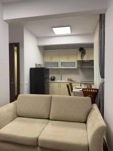 a living room with a couch and a kitchen at Le Grace, Urban Retreat near Near CityCenter & Sea in Thessaloniki