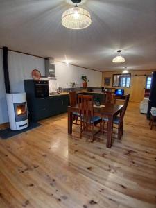 a dining room and kitchen with a table and chairs at Apparemment spacieux in Massat