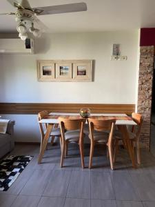 a dining room with a table and chairs at Lysa Paraná in Paraná
