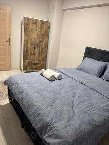 a bedroom with a bed with two towels on it at Kent KONAKLAMA in Uşak