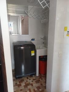 a small bathroom with a refrigerator and a tub at Apartamento Aboleda Campestre in Ibagué