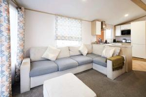a living room with a couch and a kitchen at Host & Stay - Long View Lodge in Felton
