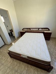 a mattress sitting on the floor in a room at Apartamento Praiana 303 in Guarapari