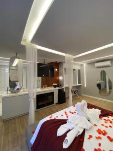 a bedroom with a bed with white towels on it at Pousada Pinhão e Poesia in Canela