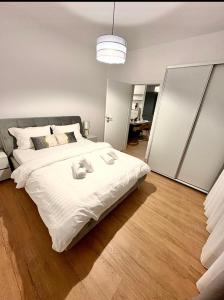 a bedroom with a large white bed in it at La felix bulevard in Biharia