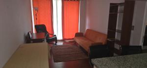 a living room with a couch and a window at Playa Las Torpederas in Valparaíso