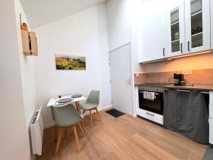 a kitchen with a table and chairs in a room at Le Chenin 2 Pers Proche gare Avon in Avon
