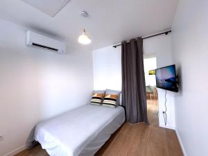 a bedroom with a bed and a flat screen tv at Le Chenin 2 Pers Proche gare Avon in Avon