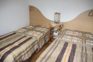 two beds sitting next to each other in a room at Condomínio Equestre in Golegã