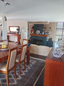 a kitchen and living room with a table and chairs at Casa D Aitana in Pardaces de Arriba