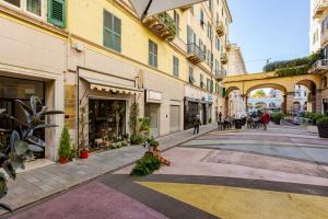 an empty street in a city with buildings at Mansarda in pieno centro in Savona