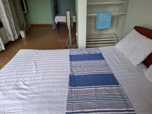 a large bed in a room with at ADLi in Belihuloya