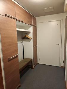 a room with a closet with a door and a bench at Chalet Ylläs C413 included bed linen and towels in Ylläs
