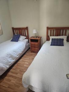 two beds sitting next to each other in a bedroom at Portezuelo in Zapallar