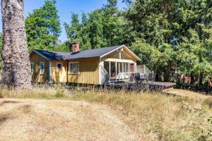 a small yellow house in the middle of a field at HAL819-Unnaryd-Soedra-vaegen-29-b in Unnaryd
