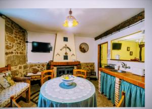 a kitchen with a table with a bowl on it at Tu Casa de Pueblo in La Iglesuela