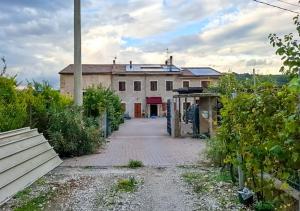 an old building in the middle of a street at La Corte Nelle Vigne in Lavagno