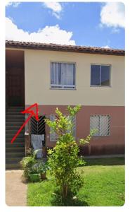 una casa con una freccia rossa davanti di Ap simples aconchego a Santarém