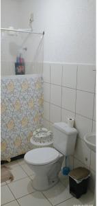 un bagno con WC e lavandino di Ap simples aconchego a Santarém