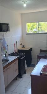 una cucina con fornelli e lavello di Ap simples aconchego a Santarém