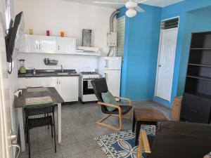 a small kitchen with a table and a blue wall at Espacio Santa Bárbara, Zona Colonial in Santo Domingo